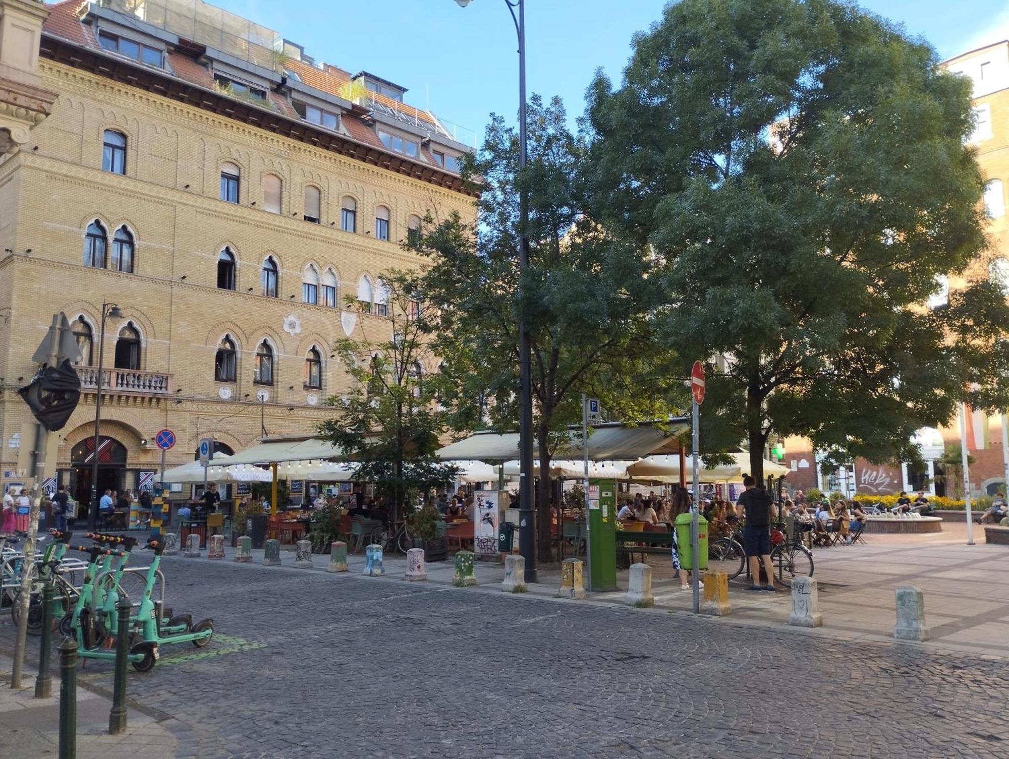 Free Parking, Balcony, Near To Park Gazde/Camere de închiriat *
