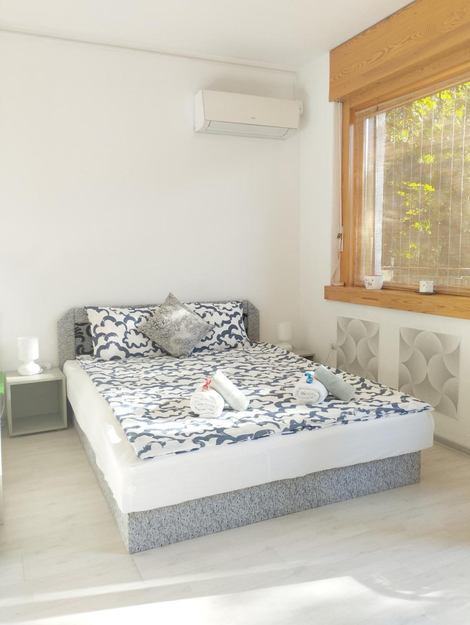 Free Parking, Balcony, Near To Park Gazde/Camere de închiriat